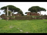 06942 ostia - regio i - insula xi - tempio rotondo (i,xi,1) - blick von der decumanus maximus (von norden) - 04-2013.jpg